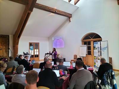 KI Workshop Ein spannendes Thema, das viele Unternehmerinnen und Unternehmer anlockte: der KI-Workshop auf Gut Schörghof