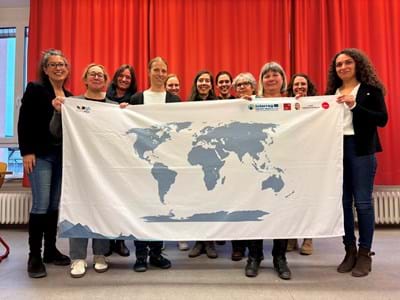 Umweltbeauftragte Stellten erfolgreiche Projekte der Klimapädagogik vor: Alexandra Link-Lichius, Fachberatung Umwelt-erziehung, Klimaschutz und Bildung für nachhaltige Entwicklung im Schulamtsbezirk Weilheim-Schongau (links im Bild); Naomi Watzlawik-Hammer, Sachbereich Fachbereich Klima & Energie des Landratsamtes Weilheim-Schongau (rechts im Bild); Garnet Wachsmann, Bildungskoordinatorin der Energiewende Oberland (3. von links) sowie Umweltbeauftragte in Grund- und Mittelschulen