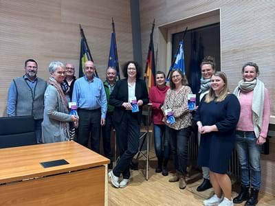 Interessante Veranstaltung zum Thema Berufsbetreuer: (v.li.) vier Teilnehmer/innen, Josef Schelle (stellv. Sachbereichsleiter Betreuungsstelle), Stephanie Hör (Sachbereichsleiterin der Betreuungsstelle, Heimaufsicht, Pflegestützpunkt und Seniorenfachstelle), Stefanie Gietl-Haas (Betreuungsstelle), Claudia von Hirschfeld (Richterin am Amtsgericht), Rafaela Klück-Sauer (Berufsbetreuerin), Magdalena Eberle (Betreuungsstelle) und Veronika Sedlmayr (Be-treuungsstelle)