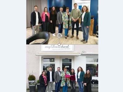 Firmenbesuch Penzberg Beeindruckende Firmenbesuche in Penzberg…
Bild 1…bei Friseursalon Björn Wünschirs (v. li.): Roland Streim (Kreishandwerkerschaft), Monique van Eijk (Standortförderin Penzberg), Magdalena Schnitzler (Wirtschaftsförderung LRA), Stefan Korpan (Bürgermeister Penzberg), Landrätin Andrea Jochner-Weiß, Björn Wünschirs (Friseurmeister und Inha-ber) und Simone Adelwart (Wirtschaftsreferentin LRA)
Bild 2…bei myDascherl (v. li.): Monique van Eijk (Standortförderin Penzberg), Roland Streim (Kreis-handwerkerschaft), Stefan Korpan (Bürgermeister Penzberg), Landrätin Andrea Jochner-Weiß, SunJa Schwarz (Designerin und Inhaberin myDascherl), Simone Adelwart (Wirtschaftsreferentin LRA) und Magdalena Schnitzler (Wirtschaftsförderung LRA)
