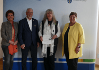 Ehrenzeichen des Bay. Ministerpräsidenten an Hildegard Hudezeck