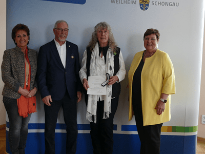 Große Freude über die Ehrung von Dr. Markus Söder in Weilheim (von links Stv. Bgmin Angelinka Flock, Vorschlaggeber Johann Vollmayr, Geehrte Hildegard Hudezeck und Landrätin Andrea Jochner-Weiß)
