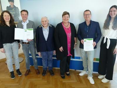 Betriebliches Engagement für Klima und Umwelt wird beim bayerischen Klima- und Umweltpakt honoriert (v.li.): Simone Adelwart (Wirtschaftsreferentin am Landratsamt), Peter Bierling und Johann Spirkl (beide Gasthof Zur Post, Peißenberg) Landrätin Andrea-Jochner-Weiß, Peter Molnar (Satz & Druck Molnar, Wielenbach) und Magdalena Schnitzler (Wirtschaftsförderung am Landratsamt) bei der Überreichung der Urkunden des Umwelt- und Klimapakts