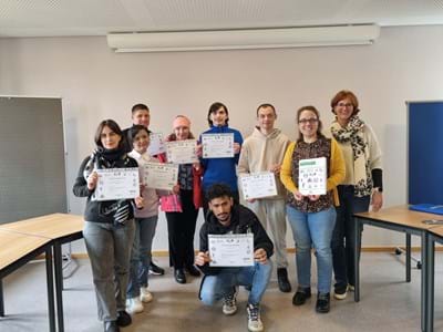 Stolz auf den Mietführerschein: Sieben Geflüchtete haben sich bei einem Seminar zu verlässlichen Mietern fortgebildet.