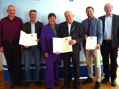Ehrung für die Verdienste als 40 Jahre Feldgeschworener (v. links Bgm. Harald Mansi, Heribert Müller, Landrätin Andrea Jochner-Weiß, Josef Zach, Bgm. Georg Guggemos, Vermessungsdirektor Robert Michel)