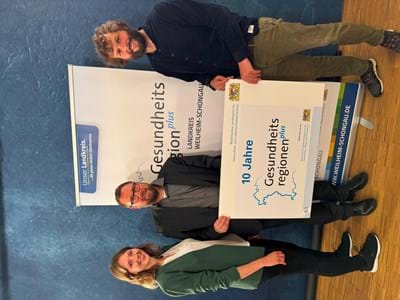 Gesundheitsregion Plus Podcast Zehn Jahre erfolgreiche Arbeit ( v. li.): Verena Steigerwald und Gunnar Geuter (beide vom Bayerischen Landesamt für Gesundheit und Lebensmittelsicherheit) und Benedikt Wiedemann (Geschäftsstellenlei-ter der Gesundheitsregionplus Weilheim-Schongau)