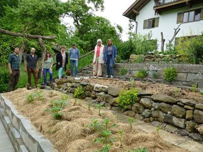 Freude über die Vielfalt des großen Gartenareals in Wessobrunn für den „Tag der offenen Gartentür“ (v. li.): Dominik Landerer, Kreisfachberater für Gartenkultur und Landespflege; Rupert 
Sedlmayr und Daniela Arlt, Besitzer des Quellbachhofs in Wessobrunn; Landrätin Andrea Jochner-Weiß sowie die Gartenbesitzer Manfred Kinzelmann, Anita Kraut und Adelheid Hepp