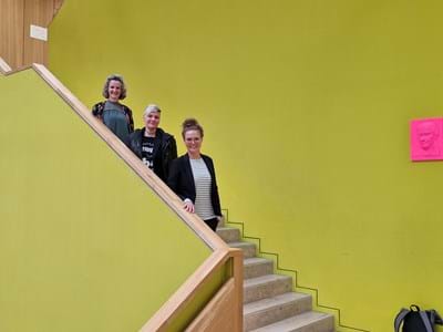 : Konnten an der Münchner Hochschule den Studierenden positive Impulse aus der Praxis vermitteln (v. li): Veronika Sedlmayr, Manuela Reindel, Raffaela Klück-Sauer