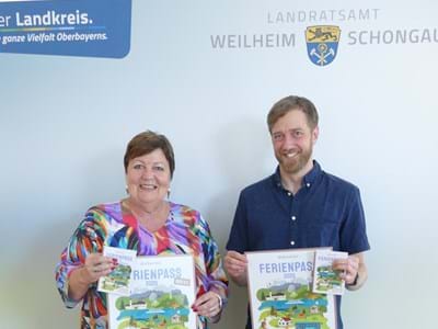 Ferienpass2025 Freuten sich über den neuen Ferienpass 2025 (v. li.): Landrätin Andrea Jochner-Weiß
und Wolfgang Herz von der Kommunale Jugendarbeit