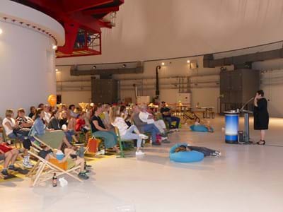 Landrätin Andrea Jochner-Weiß bei der Begrüßung zur besonderen Vorstellung 40 Jahre Kinderkino im Ra-dom