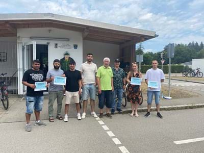 Die Teilnehmerinnen und Teilnehmer des Fahrradführerscheinkurses freuen sich gemeinsam mit den Kursleitern Herrn Off und Herrn Wiedemann über ihre Zertifikate