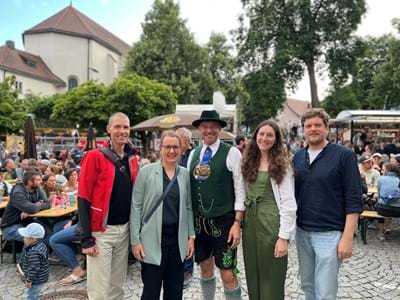 Gemeinsames Treffen für den Austausch von Themen und Ideen (v.li.): Stefan Frenzl (Standortförde-rung Weilheim), Simone Adelwart (Wirtschaftsreferentin LRA), Peter Ostenrieder (1. Bürgermeister und Standortförderung Peiting), Magdalena Schnitzler (Wirtschafsförderung LRA), Jürgen Erhard (Standort-förderung Schongau)
