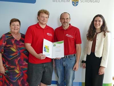 Betriebliches Engagement für Klima und Umwelt wird beim Bayerischen Klima- und Umweltpakt ho-noriert (v.li.): Landrätin Andrea-Jochner-Weiß, Pius Bommersbach, Peter Bommersbach und Magdale-na Schnitzler (Wirtschaftsförderung am Landratsamt) bei der Überreichung der Urkunde