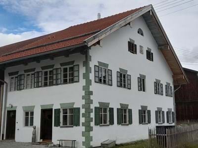 Tag des offenen Denkmals Burggen- Kirchenstr.2a Wurde erst kürzlich unter denkmalpflegerischer Betreuung restauriert: ein wunderschönes Bauern-haus in Burggen