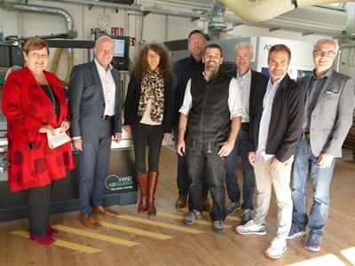 Gemeinsam für ein starkes Handwerk mit Hilfe der „Entdecker-Tour“ (v.li): Andrea Jochner-Weiß (Landrätin), Gerhard Treiblmair (Direktor Sparkasse Oberland), Christiane Wurm (Kreisentwicklung LRA), Armin Mutzbauer (Schulleiter Mittelschule Peißenberg), Michael Andrä (Kreishandwerksmeister), Robert Ernst (stellv. Geschäftsführer der Agentur für Arbeit Weilheim), Roland Streim (Geschäftsführer Kreishandwerkerschaft Oberland) und Stefan Biesenberger (Stellv. Leiter vom Bildungszentrum Weilheim)