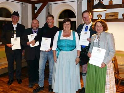 Kommunale Dankurkunden Landrätin Andrea Jochner-Weiß mit den Geehrten (v.l.n.r) Markus Socher, Eugen Guffler, Rudolf Hochenauer, Wolfgang Scholz und Kathrin Högg.