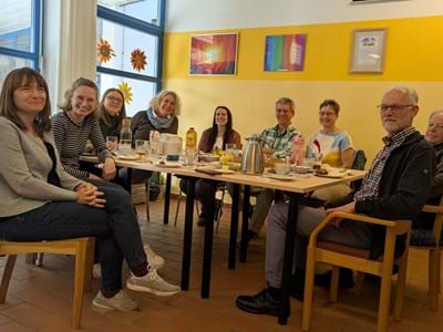 PflegestuetzpunktFruehstueck Herzliches Netzwerken beim offenes Pflegefrühstück im CASA Penzberg
(v.li.): Susanne Gühring, Lisa Resch, Verena Glas, 4. v.li. Anja Fischer und Gäste