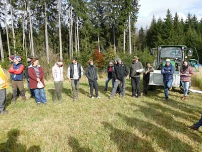 Zufriedene Gesichter bei der Auswertung: Die gemeinsame Zaunbauübung im Landkreis Weilheim-Schongau verlief sehr positiv.