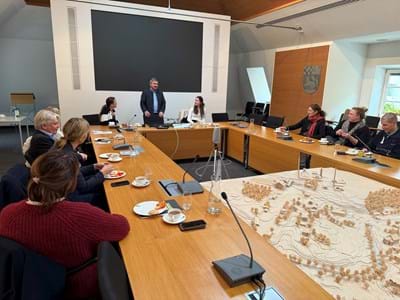 Bürgermeister Stefan Korpan (Mitte) begrüßte im Penzberger Rathaus Wirtschaftsförderer der Land-kreise Weilheim-Schongau sowie Bad Tölz-Wolfratshausen. Eingeladen hatten zu dem Netzwerktref-fen die Penzberger Wirtschaftsförderin Monique van Eijk (links vorne) sowie ihre Kollegin aus dem Landratsamt Weilheim-Schongau, Magdalena Schnitzler.