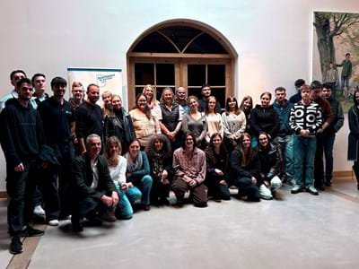 Strahlende Gesichter bei der Auftaktveranstaltung der Azubi-Akademie: Ausbilder, Auszubilden-den und Organisatoren starten in das Akademiejahr 2025/26.