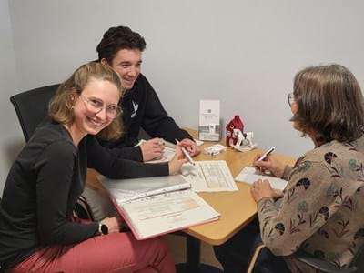 Wertvoller Input für die Pflegeausbildung (v.li.): Lisa Resch (Pflegestützpunkt), und der Praktikant von der Pflegeschule im Beratungsgespräch mit einer Klientin