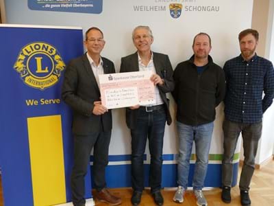 Gemeinsame Hilfe für bedürftige Familien und Kinder im Landkreis durch eine 5000 Euro-Spende vom Lions Club (v.li.): Dr. Wolf Jetter (Präsident des Lions Clubs Weilheim-Ammersee), Jürgen Wachtler (Leiter des Jugendamtes), Dr. Bernhard Kann (Activity-Beauftragter des Lions Clubs) und Wolfgang Herz (Kommunale Jugendarbeit).