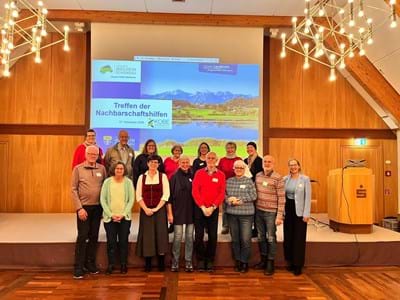 Wertvoller Input beim Austausch in Schongau: Die Teilnehmerinnen und Teilnehmer beim Treffen der Nachbarschaftshilfen am 27. November 2025 im Sparkassenforum in Schongau