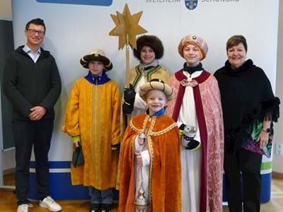 Landrätin Andrea Jochner-Weiß und Kreiskämmerer Matthias Brugger mit den Sternsingern im Landratsamt in Weilheim