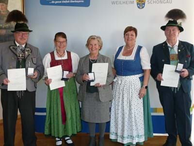 Bildtext: Große Freude über die Ehrung von Dr. Markus Söder in Weilheim 
von links Franz Tafertshofer, Marianne Tafertshofer, Marianne Bußjäger, Landrätin Andrea Jochner-Weiß und Rudolf Ottl