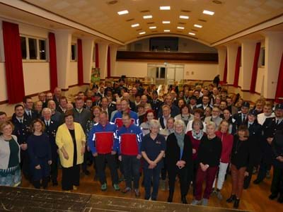 Engagierte Bürgerinnen und Bürger und
v. links Sachbearbeiterin Elisabeth Mattes, Utta Pollmeier, Landrätin Andrea Jochner-Weiß und dahinter Peter Ostenrieder, Bürgermeister aus Peiting, beim Ehrenamts-Empfang in der Schloßberghalle Peiting
