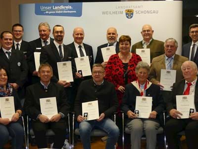 Engagierte Bürgerinnen und Bürger mit Landrätin Andrea Jochner-Weiß , Kreisvorsitzenden Frank Zell-ner und Geschäftsführerin der BRK Anke Ringel bei der Aushändigung der Urkunden und Ehrennadeln für langjährige Dienste im BRK
