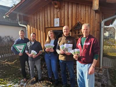 Freuen sich über den gemeinsam erstellten neuen Naturschutzflyer (v. li.): Hubert Wagner (Untere Naturschutzbehörde), Christian Lechner (Pressestelle), Susanne Jocher (Untere Naturschutzbehörde), Claus Homeister (Naturschutzwächter) und Klaus Mergel (Pressestelle)