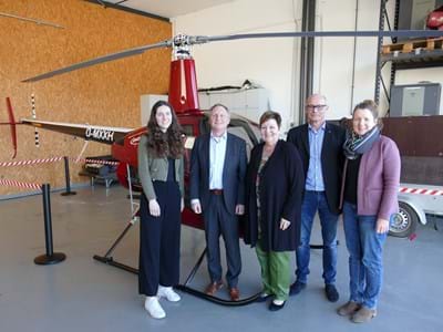 Interessanter Firmenbesuch in Schongau bei Evocopter GmbH & Co. KG mit einem beeindruckenden Fluggerät (v. li.): Magdalena Schnitzler (Wirtschaftsförderung LRA), Schongaus Bürgermeister Falk Sluyterman van Langeweyde, Landrätin Andrea Jochner-Weiß, Firmeninhaber Paul Ressle und Simone Adelwart (Wirtschaftsreferentin LRA).