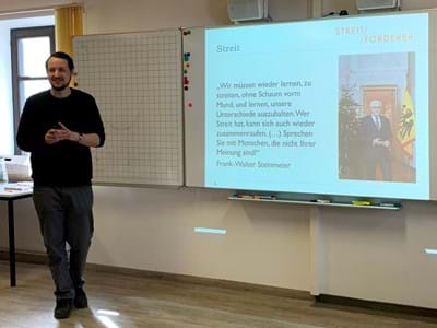 Spannend und hilfreich: Seminarleiter Peter Correll spricht über Argumentationstrai-ning gegen Stammtischparolen