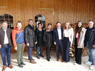 Bei der Almwirtschaft Windkreut (v.li.): Marco Guthmann (Landratsamt), Simone Adelwart (Wirtschaftsreferentin LRA), Frank Zellner (Bürgermeister von Peißenberg), Susanne Lengger (Tourismusverband Pfaffenwinkel), Landrätin Andrea Jochner-Weiß, Hubert und Ramona Kohler (Inhaber Holzner Druckbehälter und Almwirtschaft Windkreut), Magdalena Schnitzler (Wirtschaftsförderung LRA) und Erich Gehrmann (Standortförderer der Marktgemeinde Peißenberg).