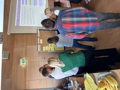 Eine der Gruppen beim Treffen der ambulanten Pflegedienste sowie weiterer Akteure wie Krankenhaus, Pflegeversicherung und Palliativversorgung
In ihren jeweiligen Treffen erarbeiteten die Teilnehmenden Ideen und konkrete Maßnahmen für die Fortschreibung des Seniorenpolitischen Gesamtkonzepts und der Pflegebedarfsplanung.