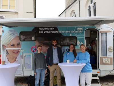 Das Präventionsmobil machte Stopp auf dem Marienplatz in Weilheim (v.li.):  Ameli Ruff (Landratsamt Weilheim-Schongau), Benedikt Wiedemann (Gesundheitsregionplus) sowie Stefanie Altmannshofer und Sonja Oeser (beide vom digiOnko-Projektteam)
