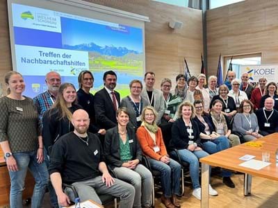 Kreatives Treffen: Die Teilnehmerinnen und Teilnehmer beim Treffen der Nachbarschaftshil-fen am 18. Mai 2026 im Zugspitzsaal im Landratsamt Weilheim
