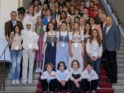 Gemeinsam im Bayerischen Landtag: Die Preisträger des Demokratiepreises „Demokratie! - Demokra-tie und Beteiligung fördernde Projekte“ zusammen mit dem Landtagsabgeordenten Harald Kühn (v.re.) sowie Lehrern und Betreuern