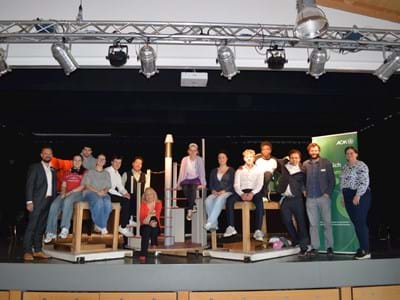 Begeistert von dem Theaterprojekt „Icebreaker“, das sich mit dem Thema Depression auseinander-setzt: alle Projektbeteiligten nach den gelungenen Vorstellungen im Gymnasium Weilheim