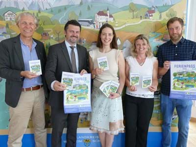 Freuten sich über den neuen Ferienpass 2026 (v. li.): Jugendamtsleiter Jürgen Wachtler, Landrat Jo-hann Bertl, Viktoria Meyer, Michaela Geiger und Wolfgang Herz (alle Kommunale Jugendarbeit)