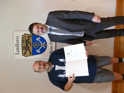 Betreut künftig den Lech südlich von Peiting bis Steingaden (v.li.): der neue Naturschutzwächter Thomas Leinauer mit Landrat Dr. Johann Bertl