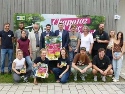 Freuen sich auf das hAMMERsound-Festival 2026 bei der Vorstellung in Peißenberg: Landrat Johann Bertl, Peißenbergs Bürgermeister Frank Zellner (beide Mitte mit Plakat v.li.) mit dem Koja-Team, den Vertretern der Jugendzentren mit Helfern und einigen Sponsoren.