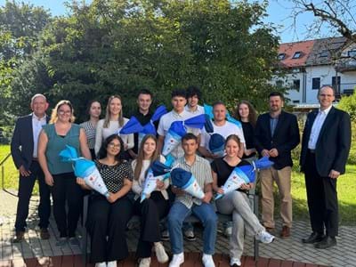 Landrat Johann Bertl und Geschäftsleiter Georg Leis begrüßen zusammen mit Verena Steidl (Ausbildungsver-antwortliche) und Stefan Laubenbacher (Sachgebietsleiter Personalmanagement) die neuen Nachwuchskräf-te des Landratsamtes Weilheim-Schongau