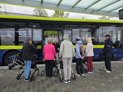 Wichtige Hilfe für den Umgang mit dem ÖPNV: Seniorinnen und Senioren beim Mobilitätstraining