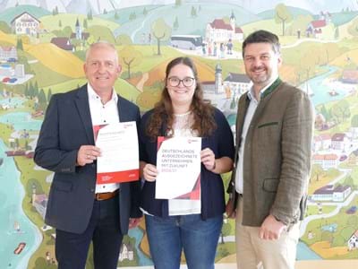 Freuen sich über die stern-Auszeichnung: Personal Stefan Laubenbacher, Sachbereichsleiter Perso-nalmanagement, Ausbildungsbeauftragte Verena Steidl und Weilheim-Schongaus Landrat Johann Bertl