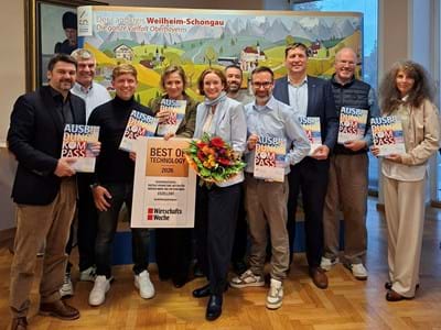 Das Erfolgsmodell Ausbildungskompass wurde ausgezeichnet: Landrat Johann Bertl (links) mit Moni-ka Uhl (Herausgeber des Ausbildungskompass‘, Mitte mit Blumen) und weiteren Akteuren aus Wirt-schaft, Landratsamt und Kreishandwerkerschaft.